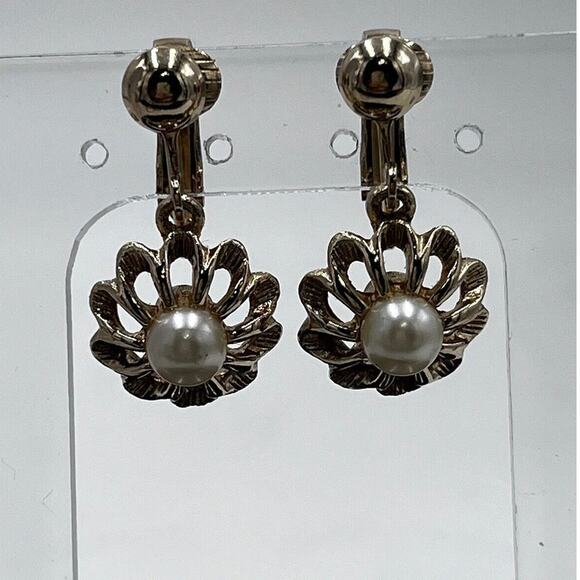 Avon Vintage Faux White Pearl Flower Drop Dangle Gold Tone Clip On Earrings - Picture 1 of 16